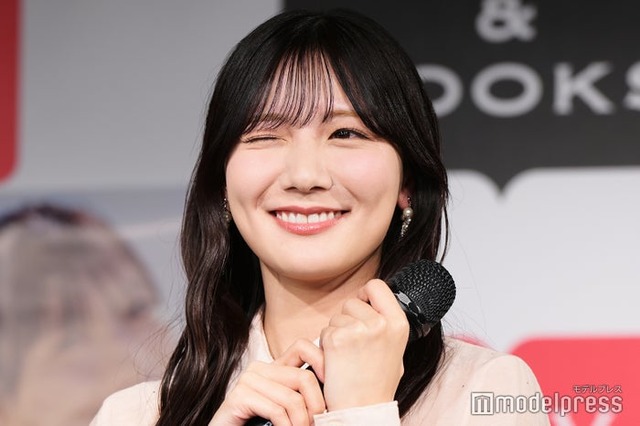 リクエストを受け、カメラに向かってウィンクを披露する河田陽菜（C）モデルプレス