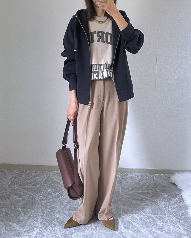 大人のパーカースタイル。上品見えのコツは、ハリ感のあるダンボール素材【40代の毎日コーデ】