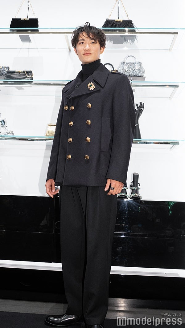 150万超えのアイテムを身をまとい登場した岩本照（C）モデルプレス