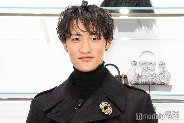 想定外のハプニングに紳士的な対応を見せた岩本照（C）モデルプレス