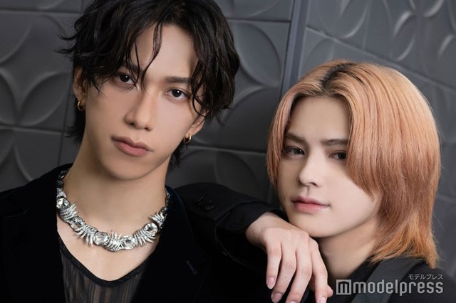 モデルプレスのインタビューに応じた池崎理人、松田迅（C）モデルプレス