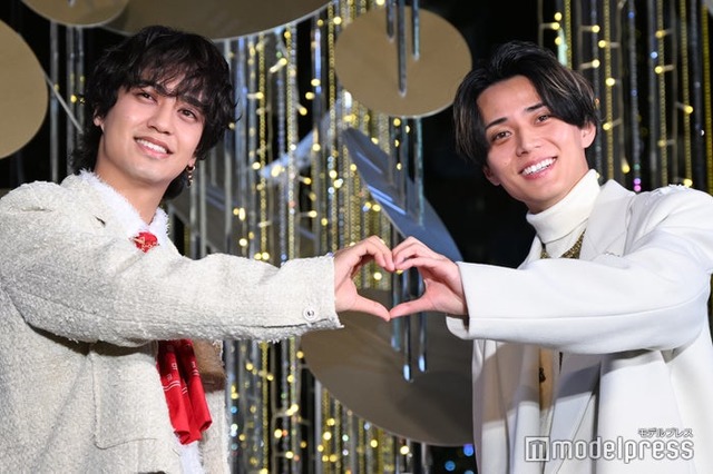 ツリー前でハートを作るKing ＆ Prince／高橋海人、永瀬廉（C）モデルプレス
