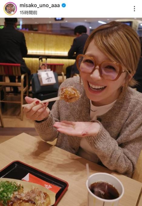宇野実彩子、たこ焼きを堪能する笑顔SHOTに反響「可愛すぎる」「ママに見えないくらい綺麗」