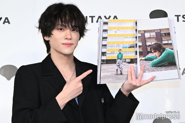 お気に入りカットを指す山下幸輝（C）モデルプレス