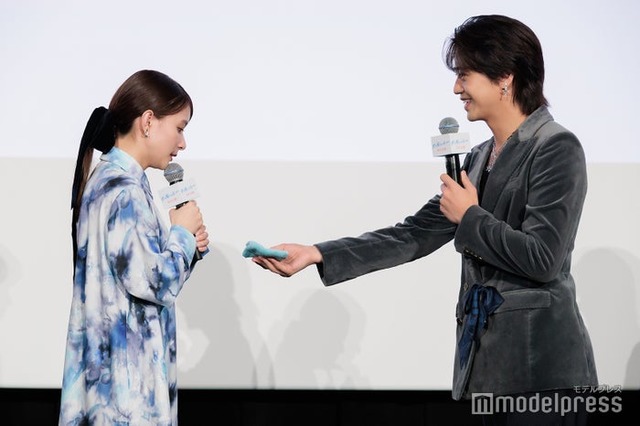 ハンカチを断る芳根京子、断られる高橋海人（C）モデルプレス