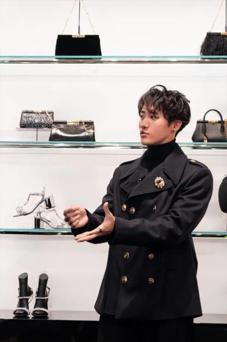 Snow Man岩本照、オールブラックのクールな装いを披露！メンバーに贈りたいプレゼントも明かす