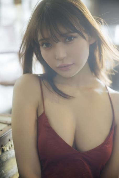 似鳥沙也加、美バストが眩しいキャミソールSHOTに釘付け！“体温と湿度”が伝わる最新作を2冊同時発売