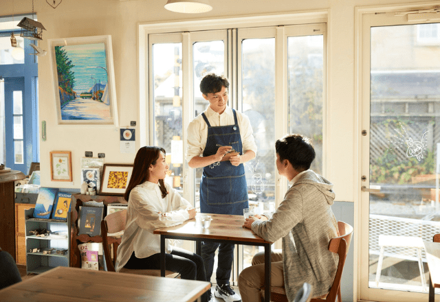 アメリカで…カフェでコーヒーを飲んでいると→「え、初対面で？」距離の近さに「びっくり」「心温まる」