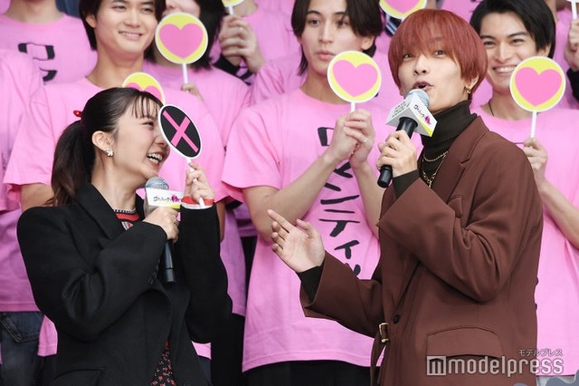 上白石萌歌から辛口評価が下され「なんでなん！？」と焦る高橋恭平（C）モデルプレス