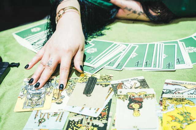 「占い師たちの運命バトル」©2025 Disney and its related entities