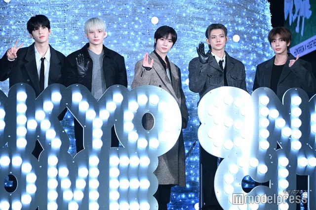 （左より）SOOBIN（スビン）、HUENINGKAI（ヒュニンカイ）、BEOMGYU（ボムギュ）、YEONJUN（ヨンジュン）、TAEHYUN（テヒョン）（C）モデルプレス