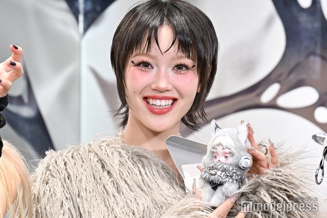 コラボアイテムを見せるCHISA（C）モデルプレス