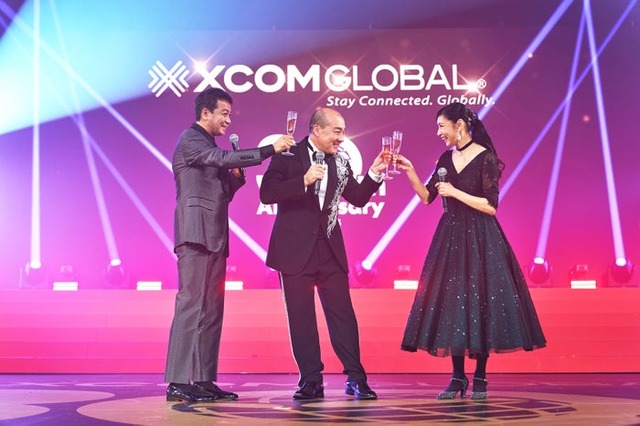 （左から）中山秀征、西村誠司氏、黒木瞳（提供素材）