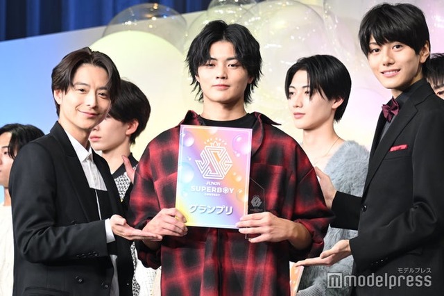 「第38回ジュノン・スーパーボーイ・コンテスト」グランプリに輝いた大野礼音さん（中央）、小池徹平（左）、佐藤倖斗（右）（C）モデルプレス