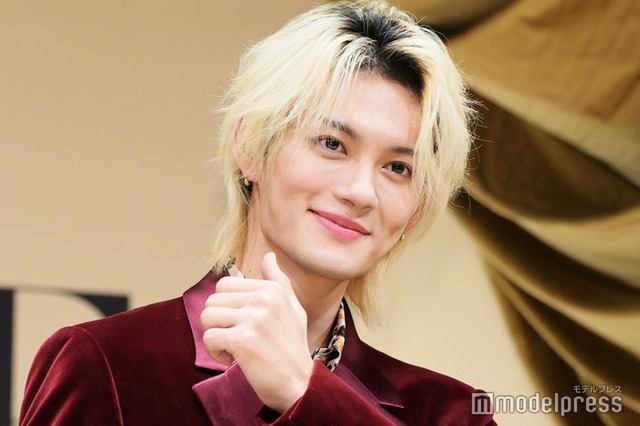 「イイじゃん」で決める佐野勇斗（C）モデルプレス