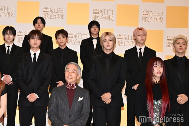 （前列）堺正章、アイナ・ジ・エンド（後列）&TEAM（C）モデルプレス