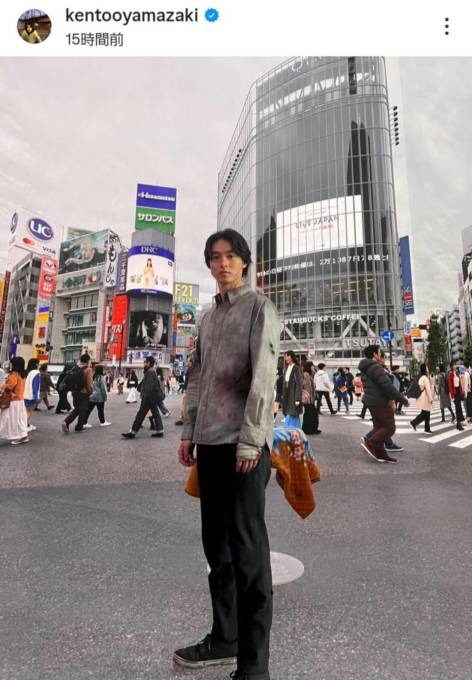 山崎賢人『今際の国のアリス』最新作のオフショ公開！「かっこよすぎる！」「どれもこれも素敵」の声