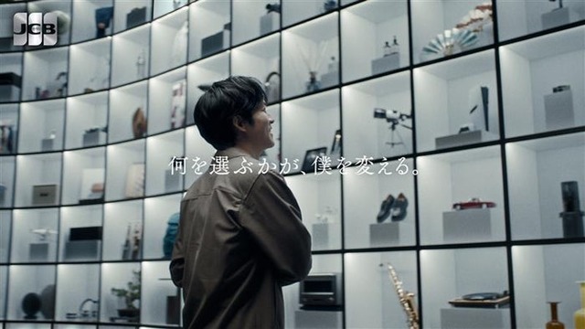 松坂桃李／新CM「何を選ぶかが、僕を変える。JCBプラチナ」篇より（提供写真）