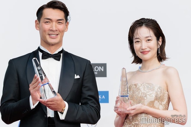 「第23回ベストフォーマリスト」授賞式に出席した槙野智章、高梨臨（C）モデルプレス