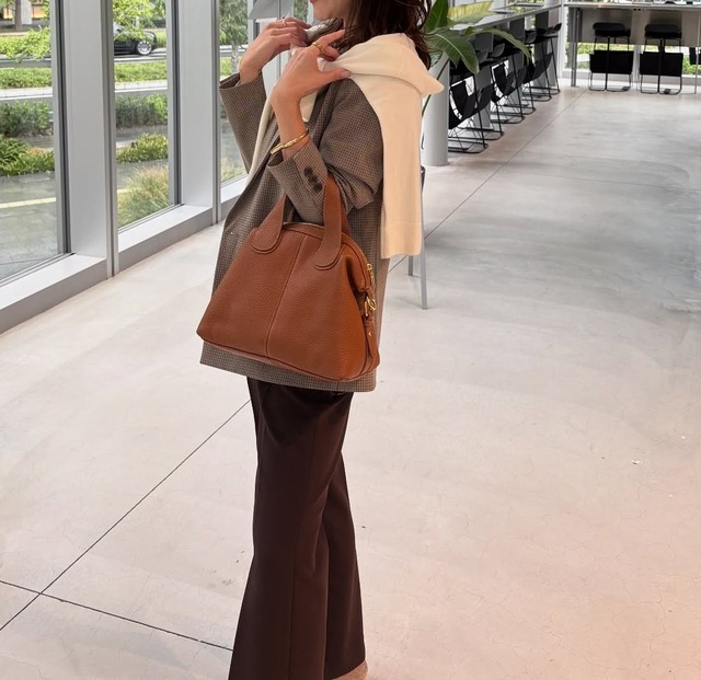 【ユニクロ】カシミヤタッチニットで魅せる！旬のブラウンを効かせた洗練肩掛けテク【40代の毎日コーデ】