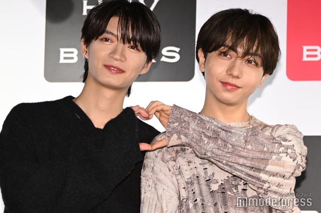 朝5時まで漫才ネタ打ち合わせしていた杢代和人、長野凌大（C）モデルプレス