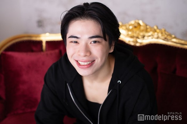 モデルプレスのインタビューに応じた李論さん（C）モデルプレス