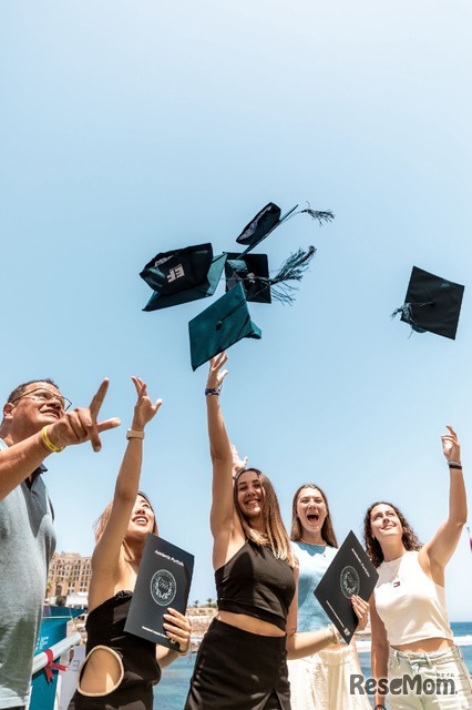 憧れの卒業帽を投げるのは、あなたかも