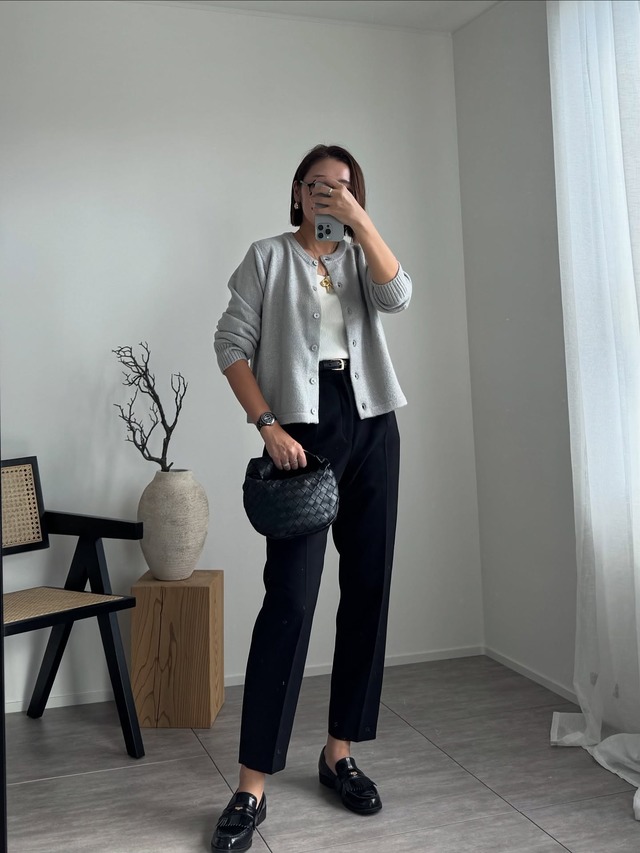 程よい厚みとグレージュカラーが今年っぽい。カーデが主役の洗練スタイル【40代の毎日コーデ】