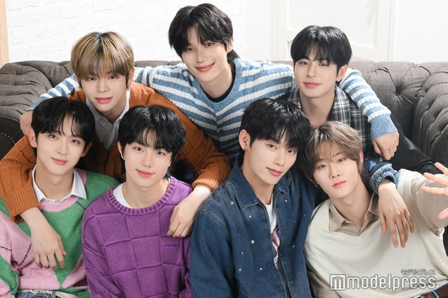 EVNNE（左上から時計回りに）ムン・ジョンヒョン、パク・ハンビン、ケイタ、チ・ユンソ、イ・ジョンヒョン、パク・ジフ、ユ・スンオン（C）モデルプレス