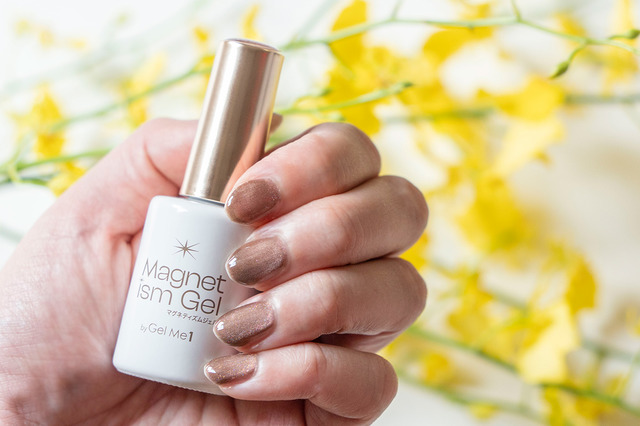 40代の働く女性は試さない理由がない!?トレンドの【セルフマグネットネイル】がコスパもタイパも仕上がりも想像以上だった件。