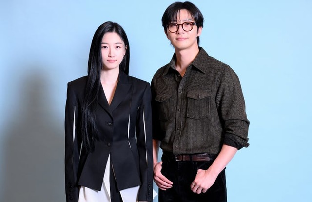 モデルプレスのインタビューに応じたウォン・ジアン、パク・ソジュン（提供写真）