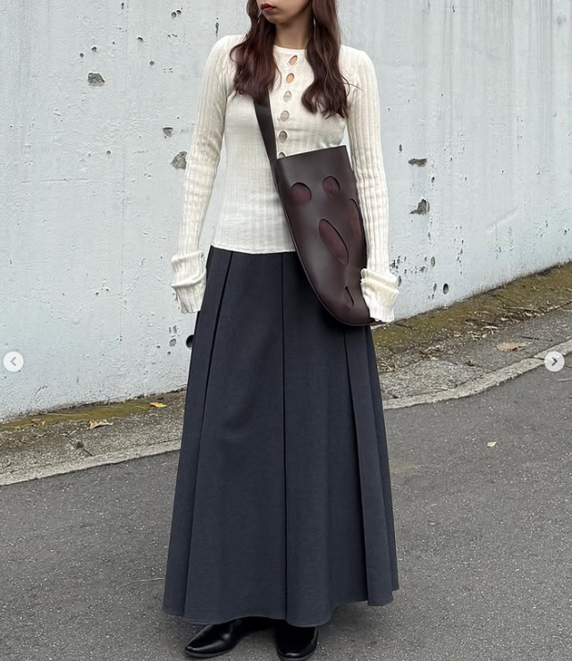 ひとクセリブニットが主役。 アウターの下に着こなしたい大人のきれいめスタイル 【40代の毎日コーデ】