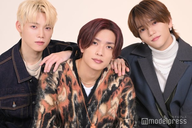 モデルプレスのインタビューに応じた（左から）木村柾哉、高橋恭平、中島颯太（C）モデルプレス