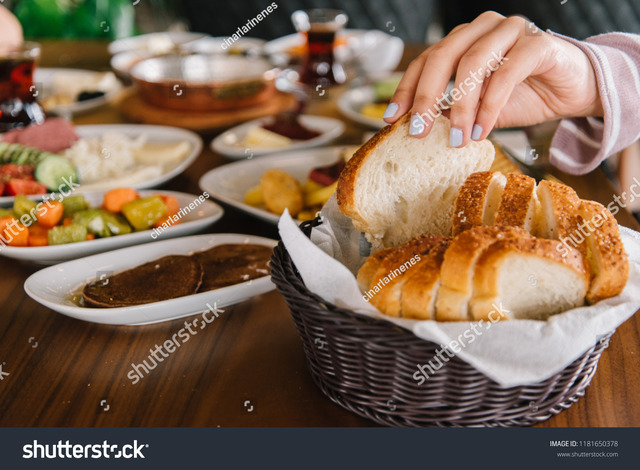 お育ちに差が出る「パンの食べ方」。年末年始の食事会で、覚えておきたいテーブルマナー