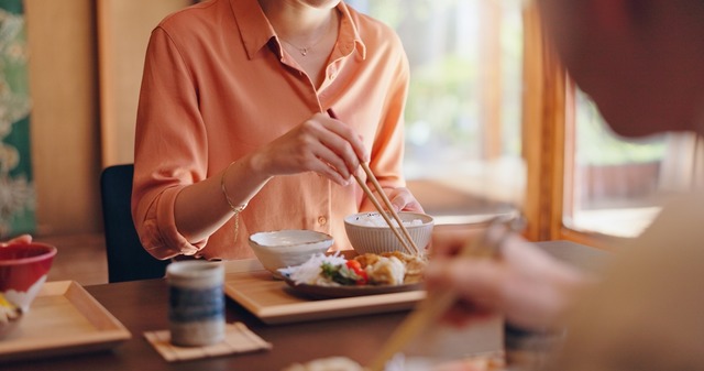 お育ちがバレます。「割り箸のお作法は？」年末年始の食事会で、覚えておきたいテーブルマナー