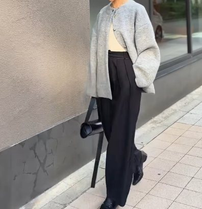 二枚目カーデを選ぶなら、遊び心をプラスして。配色カーディガンで作る大人のコーディネート 【40代の毎日コーデ】