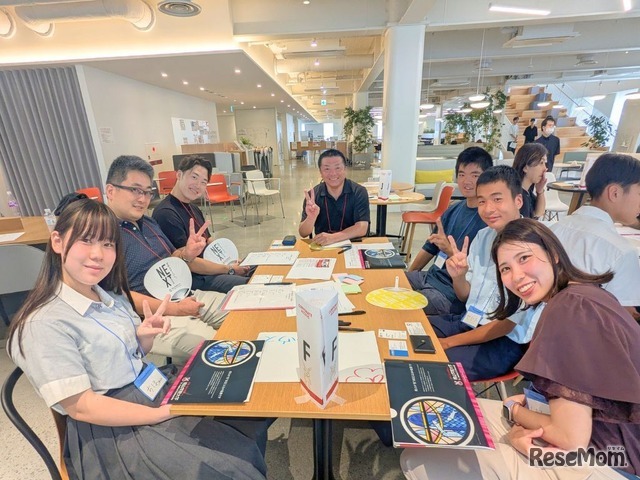 多様な立場の参加者が意見を交換するようす（8月開催のQUEST HEROES summerにて）