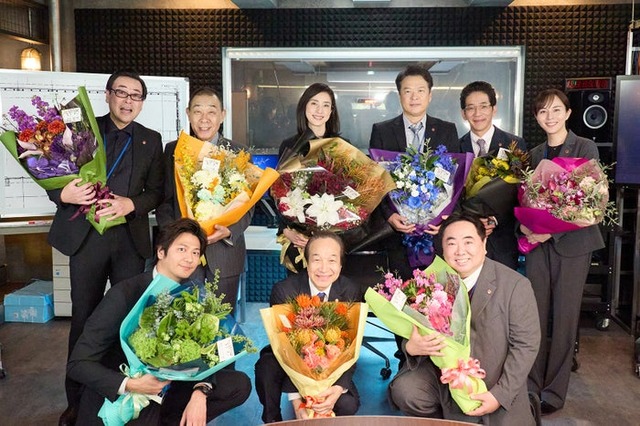 （後列左から）鈴木浩介、でんでん、天海祐希、田中哲司、野間口徹、比嘉愛未、塚地武雅、小日向文世、速水もこみち（C）テレビ朝日