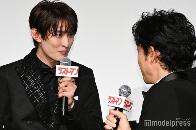 目黒蓮より「かっこいい」とアピールする向井康二（C）モデルプレス