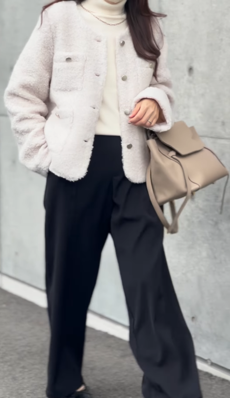 白のふわもこ素材を大人が着るなら……。 きれいな雰囲気をキープした冬らしいジャケットコーデ術【40代の毎日コーデ】