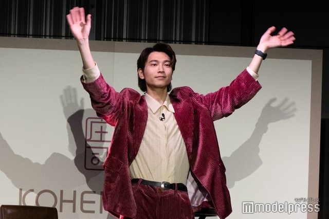 高身長を活かし遠くの席のファンまで手を振る庄司浩平（C）モデルプレス