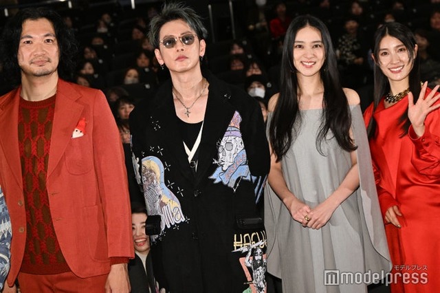 （左から）青木崇高、佐藤健、武井咲、土屋太鳳（C）モデルプレス