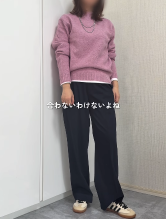 きれい色ニットを選ぶなら【ユニクロ】がいい！パープル×ネイビーで甘すぎないカラーコーデが完成【40代の毎日コーデ】