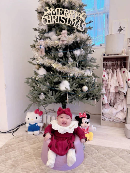 「可愛い」辻希美、生後4ヶ月次女がクリスマス風におめかしした姿にメロメロ「写真撮影しました」