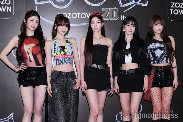 LE SSERAFIM／ （左から）HUH YUNJIN（ホ・ユンジン）、KIM CHAEWON（キム・チェウォン）、KAZUHA（カズハ）、SAKURA（サクラ）、HONG EUNCHAE（ホン・ウンチェ）（C）モデルプレス