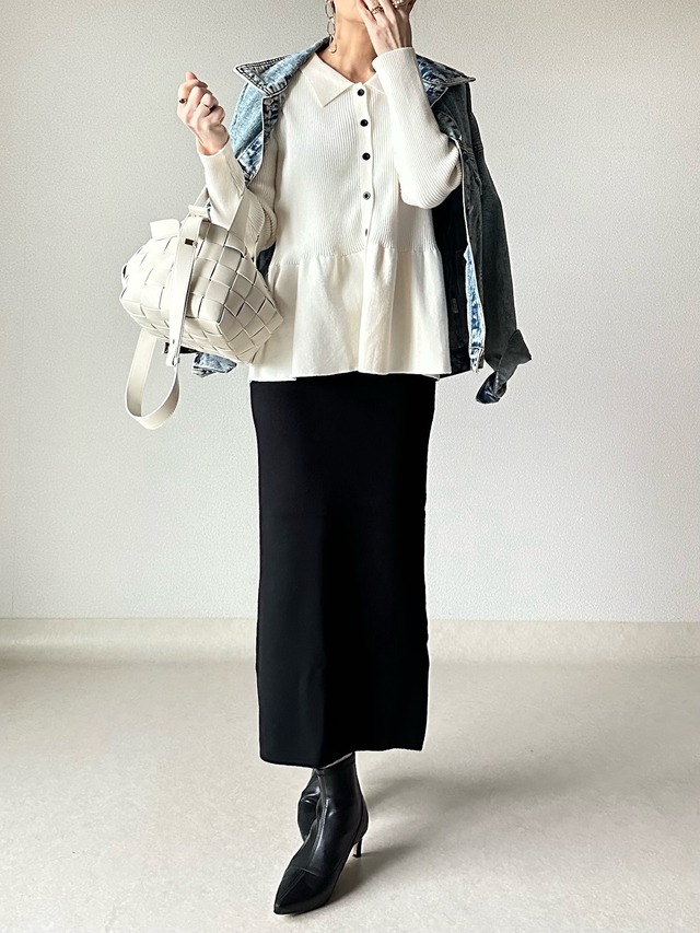 さりげなくお腹をカバー。ペプラムニットとGジャンで作る大人の甘辛ミックススタイル【40代の毎日コーデ】