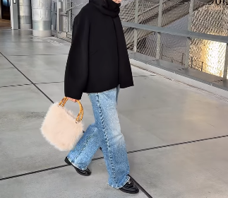 ファーを取り入れるなら小物もおすすめ。シンプルコーデに季節感とこなれ感を引き出す簡単テク 【40代の毎日コーデ】