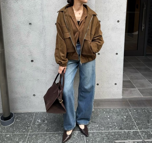 ブラウンのレザー調アウターでつくる旬顔。大人のデニムカジュアルを格上げするには 【40代の毎日コーデ】