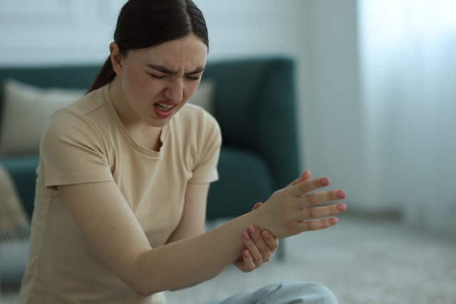 53歳、指の痛みを訴えても医師は「様子を見ましょう」と言うばかり。HRTに踏み切れなかった私の選択は【2025年ベスト記事セレクション】