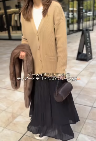 きれい色ニットで着映える！冬のモノトーンを軽やかに見せるフェミニンな装い【40代の毎日コーデ】